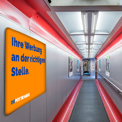 Plakate in Fluggastbrücken